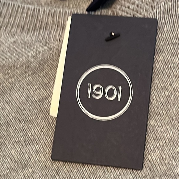 1901 Boys V-Neck Cashmere Sweater - Picture 5 of 9